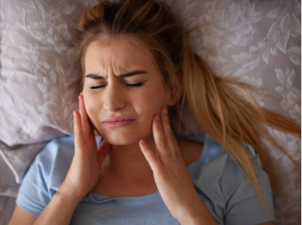 Bruxisme : Comment soulager le grincement des dents